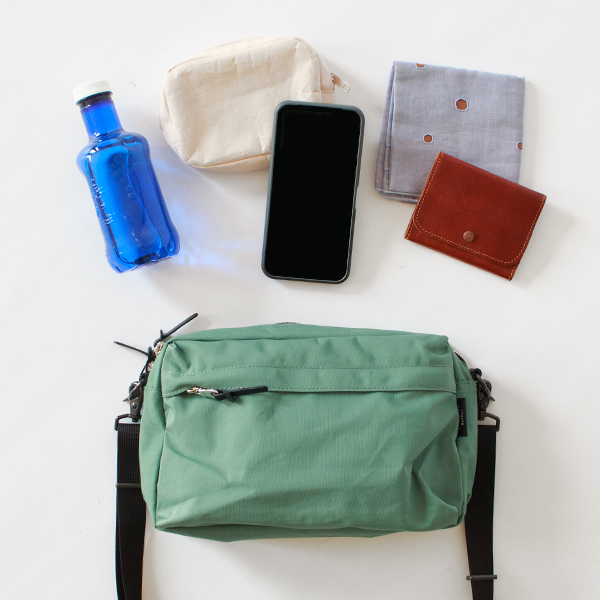 四角い形で見た目以上の収納力内側には仕切りつきのポケットがあります。(WEEKEND SHOULDER)