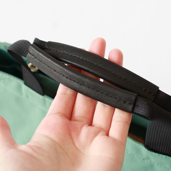 ハンドルにはレザーが巻かれています。(B TOTE S)