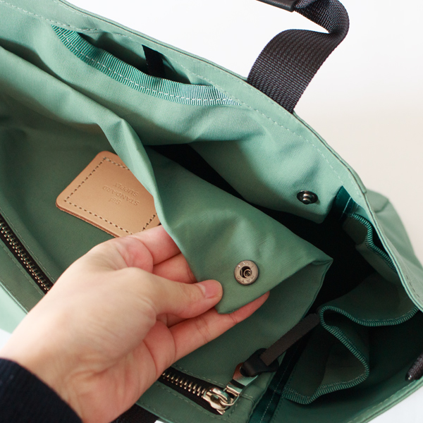 吊りポケットは、目隠しとしても使えます。(B TOTE S)