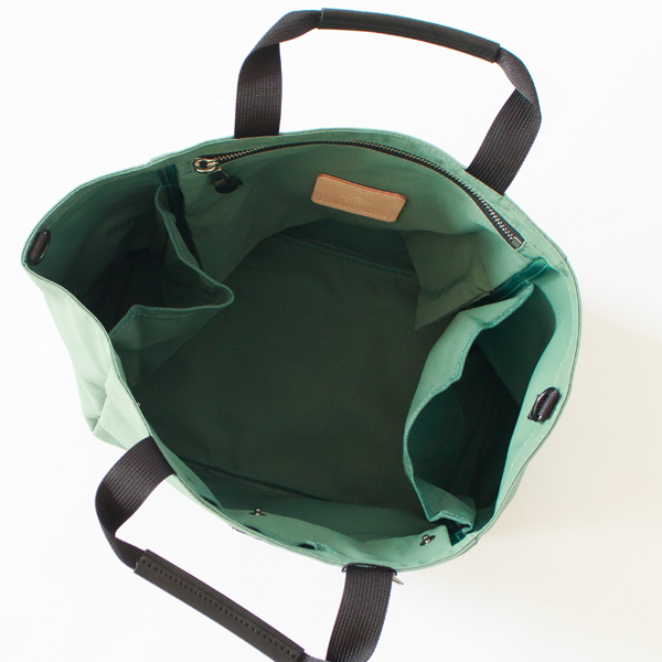 両サイドにはペットボトルを倒さず入れられるポケット付き(B TOTE S)