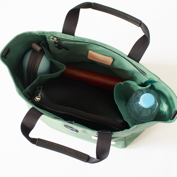 両サイドにはペットボトルを倒さず入れられるポケット付き(B TOTE S)