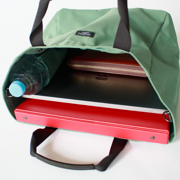 A4サイズのファイルも入ります。(B TOTE S)