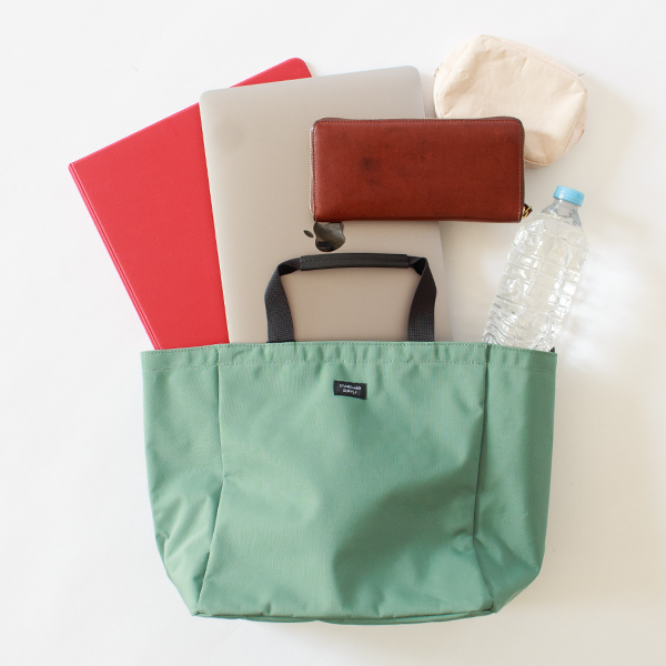 A4サイズのファイルも入ります。(B TOTE S)