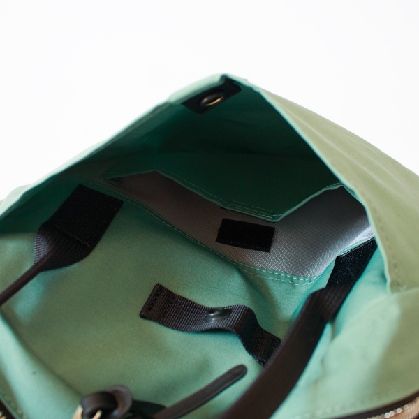 フロントのポケットにも仕切り付きのポケットがあります。