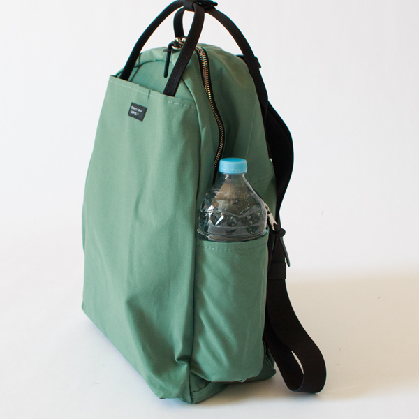 両サイドにはペットボトルや折り畳み傘が入る、深さのあるポケットがついています。(WALLABY)