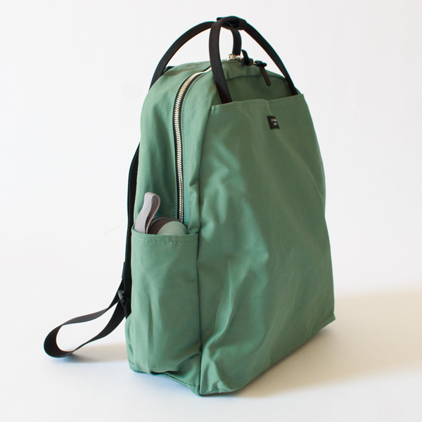 両サイドにはペットボトルや折り畳み傘が入る、深さのあるポケットがついています。(WALLABY)