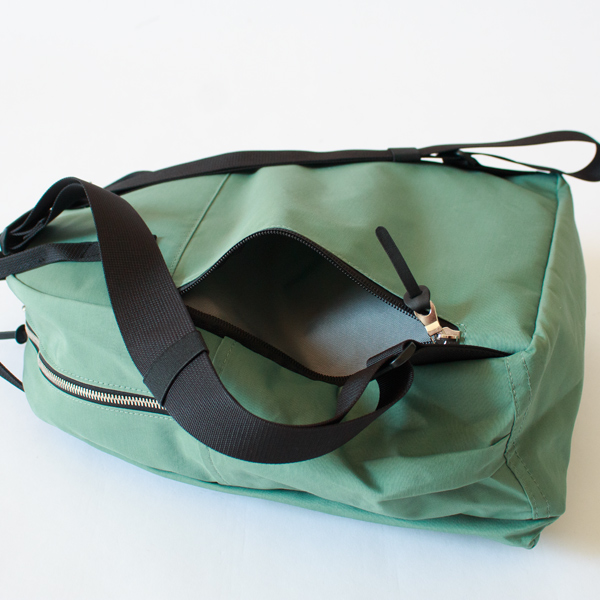 背面側にもファスナーポケットがあります。(WALLABY)