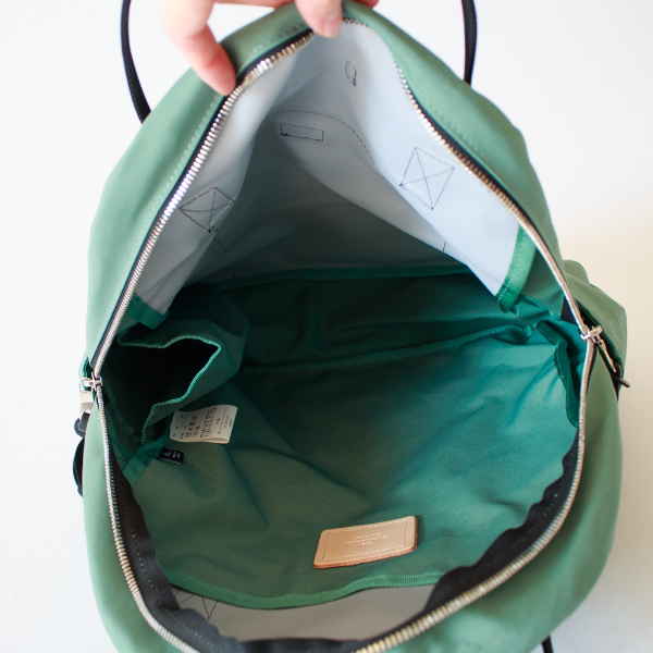 内装は全色PVC加工したハリのあるグレーナイロンを使っているので、自立しやすく、中身を探す際の視認性も良いです。