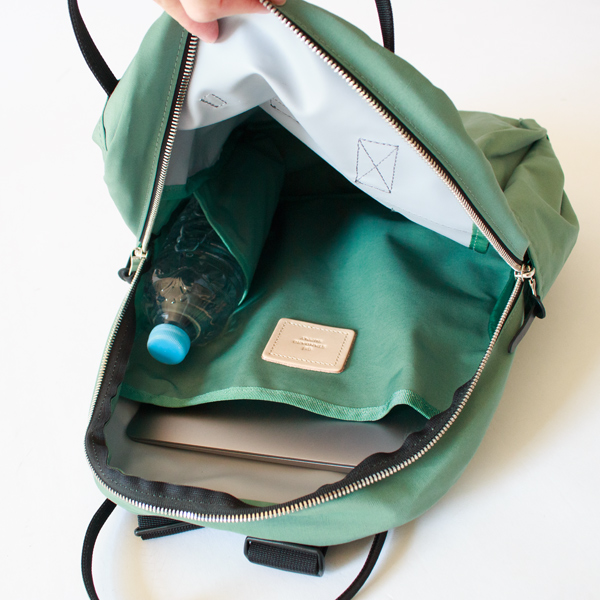 500mlペットボトルが入る専用ホルダーポケット、背面はファスナーで開閉できる独立したスペースが設けられています