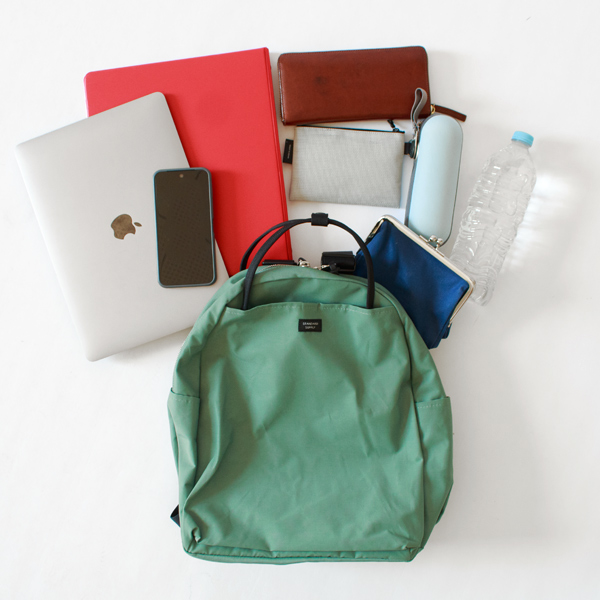 通勤通学のバッグにぴったりです。