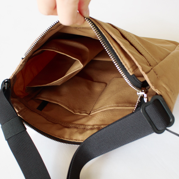 メイン収納部分は、前面側に仕切りポケットとキーストラップ、片側にはペットボトルを収納できるホルダーがついています。