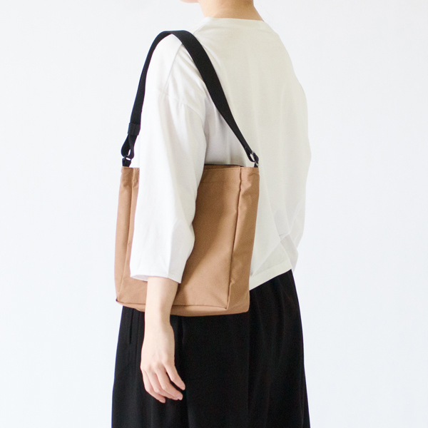 ストラップを短くしてワンハンドルショルダーに(MOCHA)