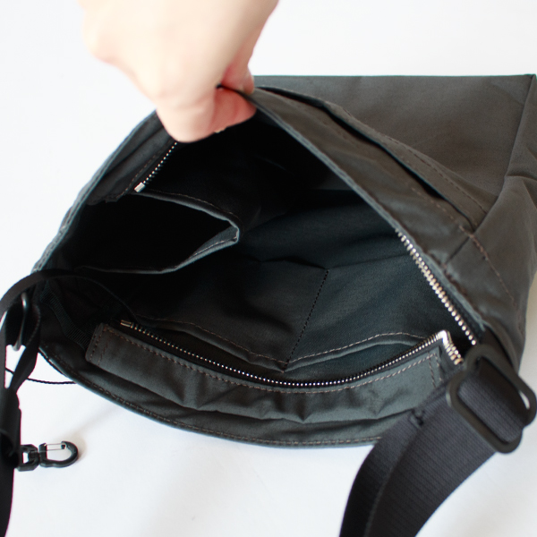 メイン収納部分は、前面側に仕切りポケットとキーストラップ、片側にはペットボトルを収納できるホルダーがついています。