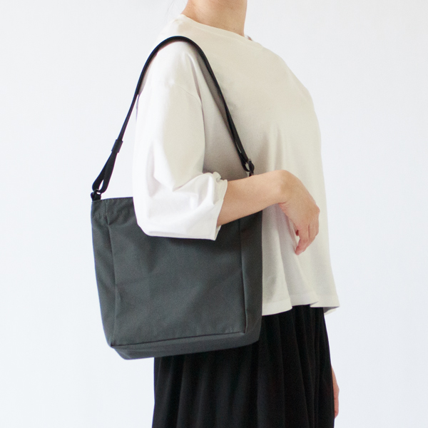 ストラップを短くしてワンハンドルショルダーに(STEEL GREY)