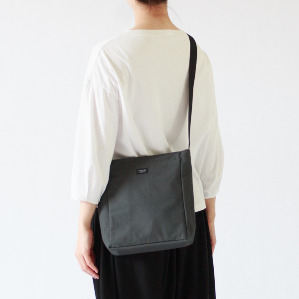 斜めがけとして(STEEL GREY)