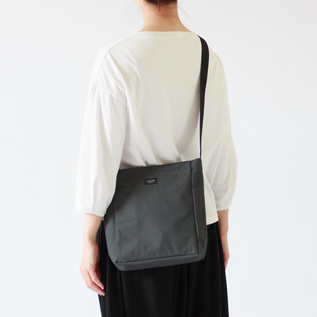 斜めがけとして(STEEL GREY) 斜めがけとして(STEEL GREY)