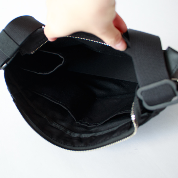 外の背面側にはホック付きのポケットがあります。