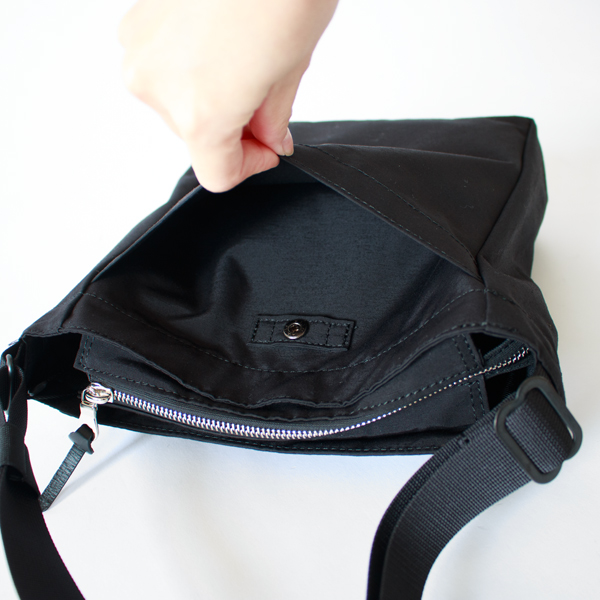 メイン収納部分は、前面側に仕切りポケットとキーストラップ、片側にはペットボトルを収納できるホルダーがついています。