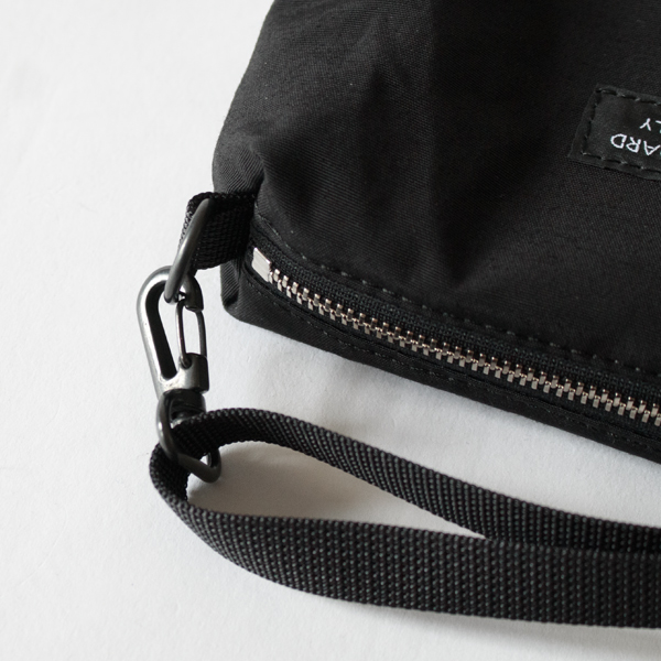 他のバッグにも固定しやすい、カラビナ付き。