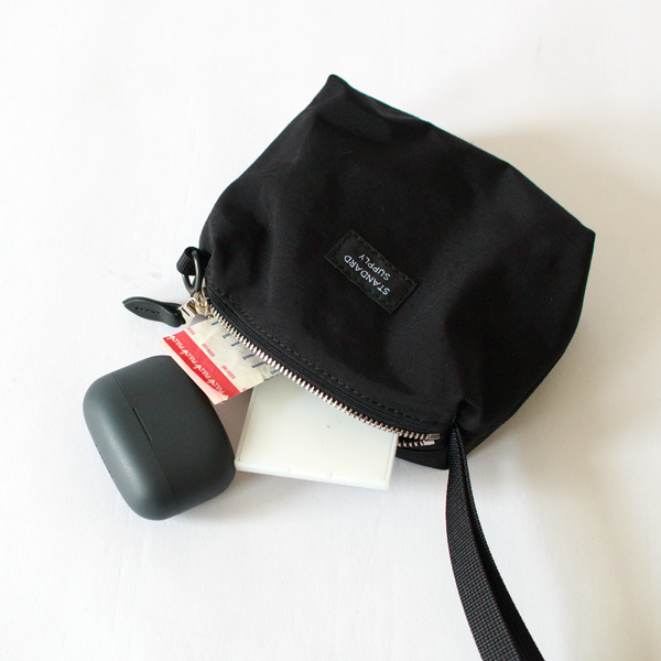 イヤホンやリップ、薬など必需品が入ります。