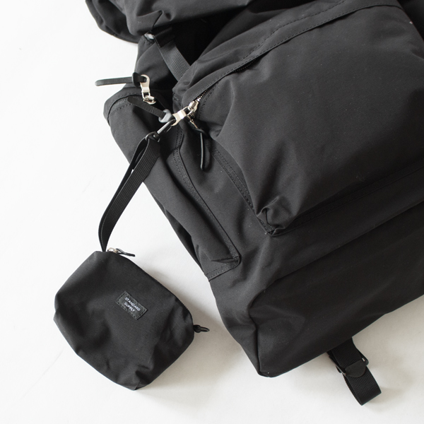 ストラップを伸ばして取り付けることも可能です。