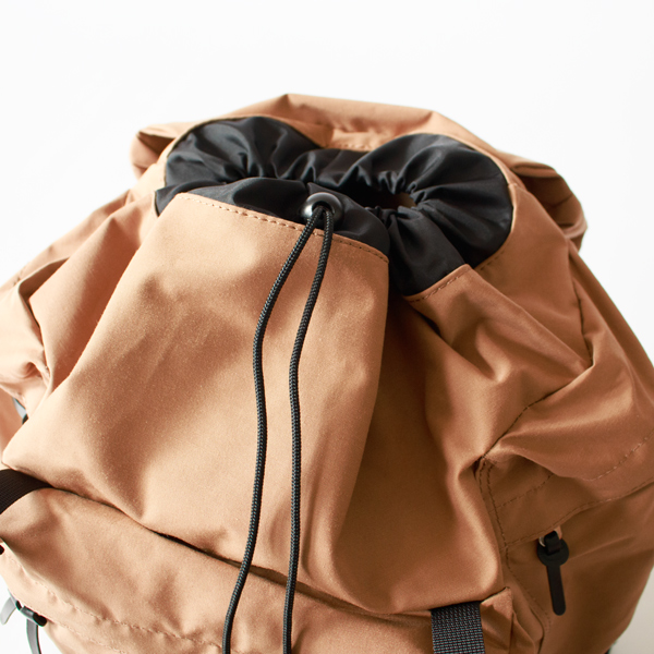 メイン収納部分の開口部は巾着タイプ