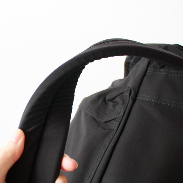 ショルダー部分は、肩への負担を軽減できるようクッション材入り。