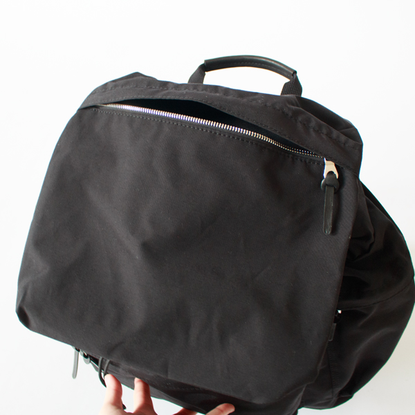 フラップ部分にもファスナー付きのポケットがあります。