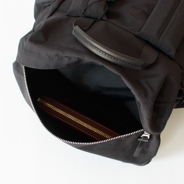 たっぷり入る正面ポケット