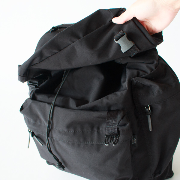 フラップはバックルで本体に固定する仕様です。