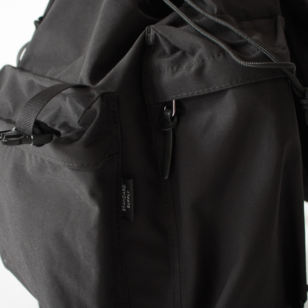 サイドと正面のポケットはかぶせつき。