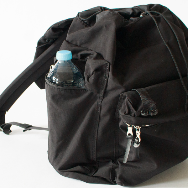 サイドのポケットは深さがあり、ペットボトルや折り畳み傘が入ります。