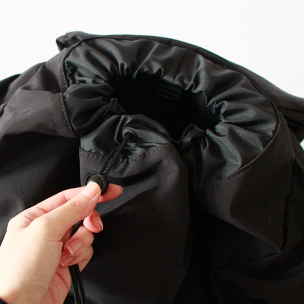 開口部は巾着タイプです。