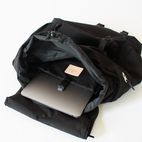 メインスペースの背面側にはプラスチックパーツで留められるスリットポケットがありノートパソコンやA4書類がも入ります。