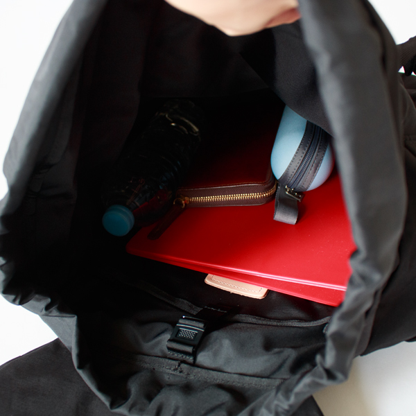 メインスペースの背面側にはプラスチックパーツで留められるスリットポケットがありノートパソコンやA4書類がも入ります。