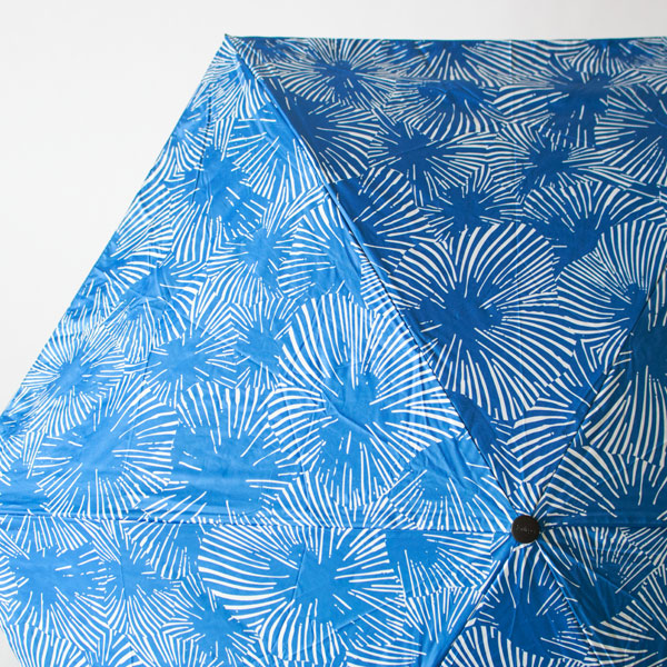 日傘にも雨傘にも使いやすいデザインです(Blue) 日傘にも雨傘にも使いやすいデザインです(Blue)