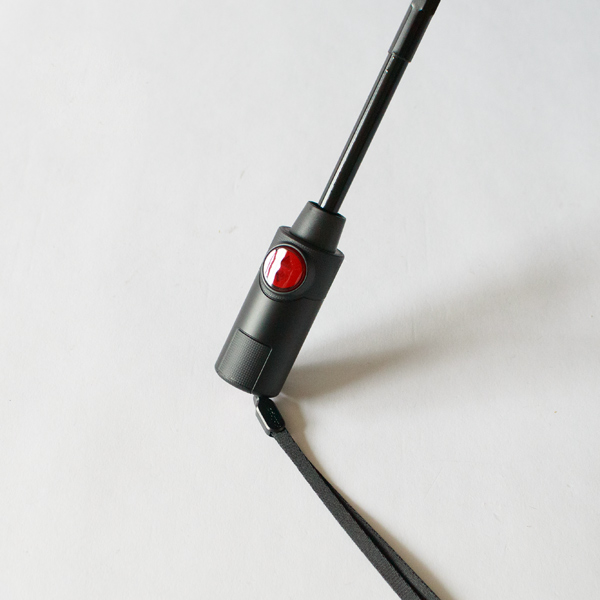 このボタンを押すことで傘が開閉します(Rose) このボタンを押すことで傘が開閉します(Rose)