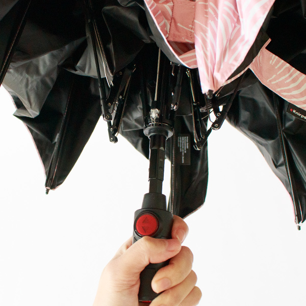 閉じる途中で手を止めても飛び出したり誤って開いたりしないようになっています(Rose) 閉じる途中で手を止めても飛び出したり誤って開いたりしないようになっています(Rose)