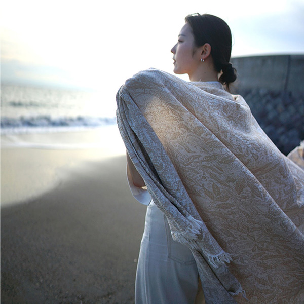 光が透けるくらいの薄手ストール(ベージュ)