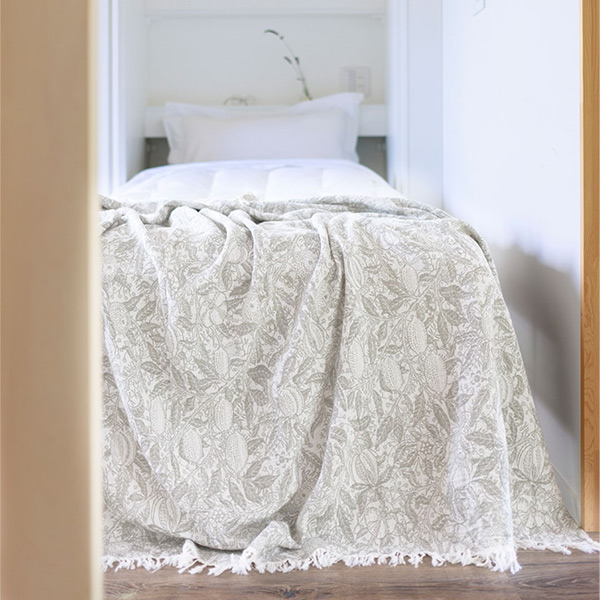 代表的なパターンをワントーンで落ち着いた雰囲気のコットンスローに(オリーブ)