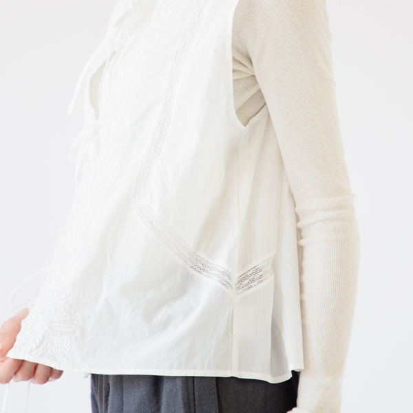 部分的にレースの透け感が感じられます(261-2041-WHITE)