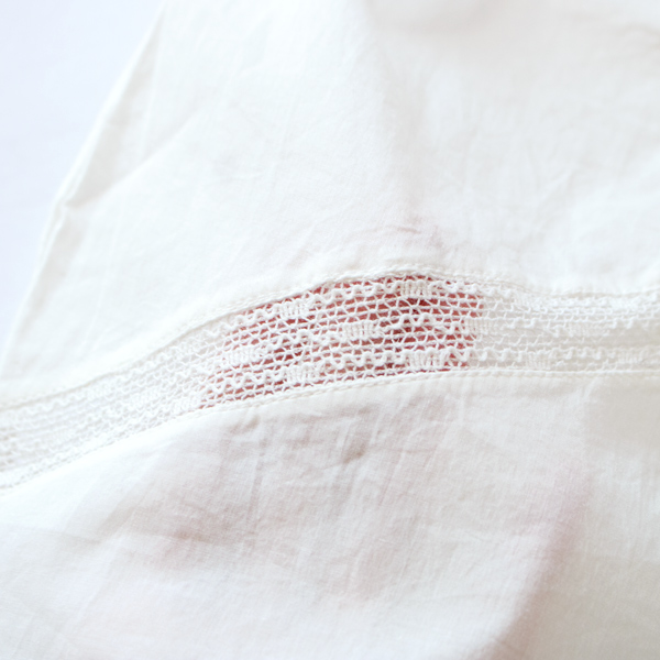 部分的にレースの透け感が感じられます(261-2041-WHITE)