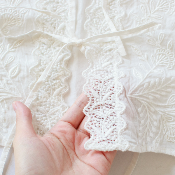 部分的にレースの透け感が感じられます(261-2041-WHITE)