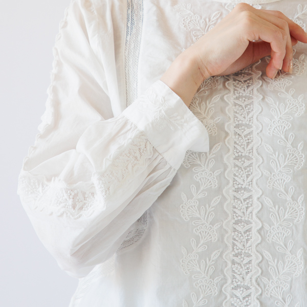 袖にも刺繍がついています(261-2042-WHITE) 袖にも刺繍がついています(261-2042-WHITE)