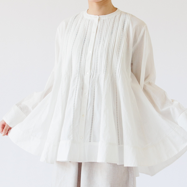 身頃は18枚のパーツを接ぎ合わせて仕立て、ゆったりとした着心地です(261-2006-OFFWHITE) 身頃は18枚のパーツを接ぎ合わせて仕立て、ゆったりとした着心地です(261-2006-OFFWHITE)