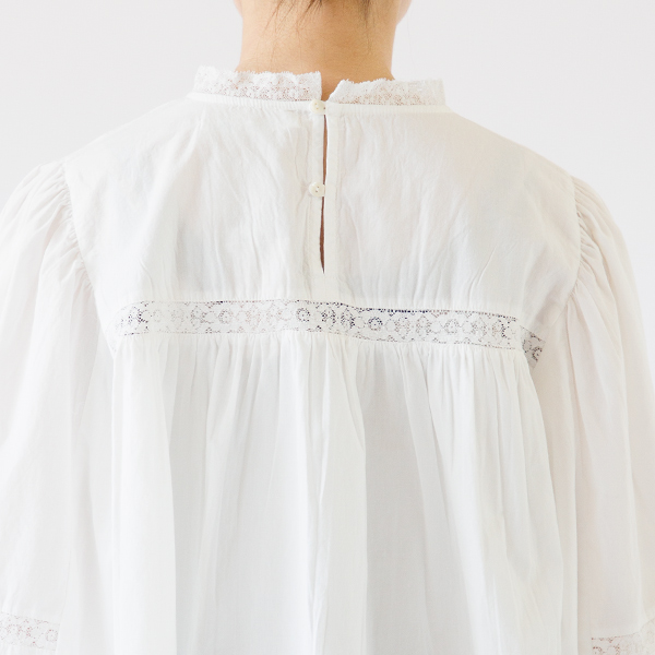 部分的にレースの透け感があります(232-2302-WHITE)