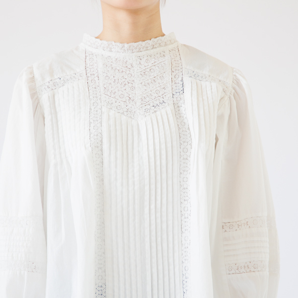 部分的にレースの透け感があります(232-2302-WHITE)