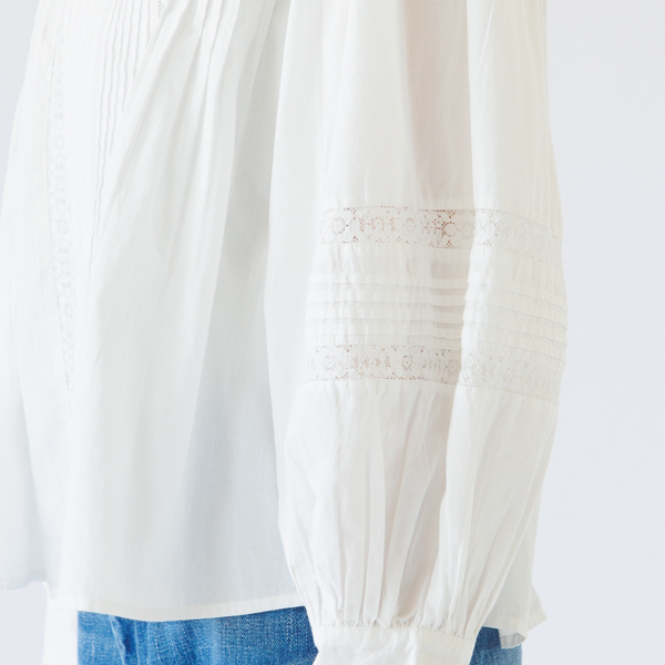 部分的にレースの透け感があります(232-2302-WHITE)