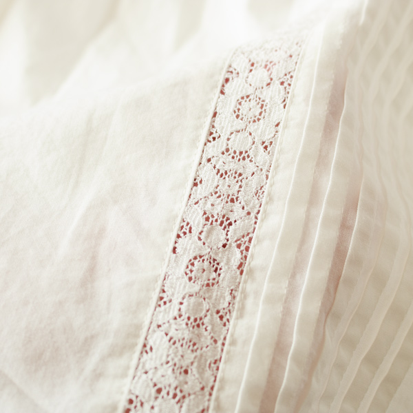 部分的にレースの透け感があります(232-2302-WHITE)