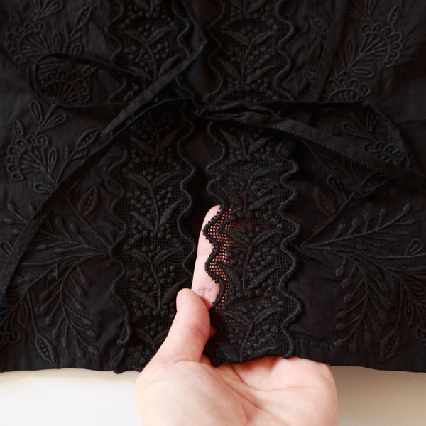 部分的にレースの透け感が感じられます(261-2041-BLACK)